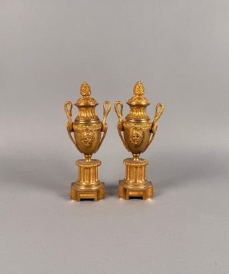 Paire de cassolettes pouvant former bougeoirs en bronze doré… - Photo 1