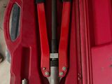 une boîte à outils rouge avec des outils sur le sol