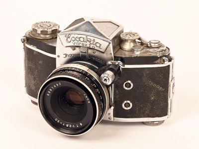 a black and white photo of a camera on a white background