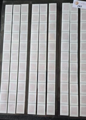un grand nombre de papiers posés sur une table