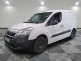 la camionnette blanche est garée sur le sol en damier d'une pièce