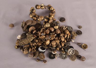 [ MODE ] Réunion de boutons de vènerie - Photo 1