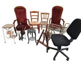 Plusieurs chaises et tables sont disposées en cercle sur un fond blanc.