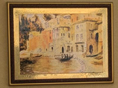 une peinture sur le mur d'un immeuble représentant un bateau dans l'eau