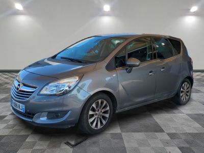 la photo d'une voiture grise garée dans un garage