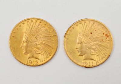 deux pièces d'or indiennes, dont l'une représente une tête et l'autre une tête
