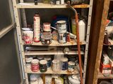 de nombreux pots de peinture sur les étagères de la pièce