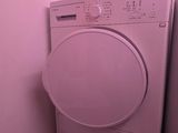 un lave-linge et un sèche-linge blancs dans une petite pièce