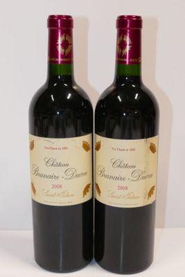 deux bouteilles de vin posées sur une table