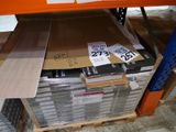beaucoup de boîtes sur les étagères du magasin