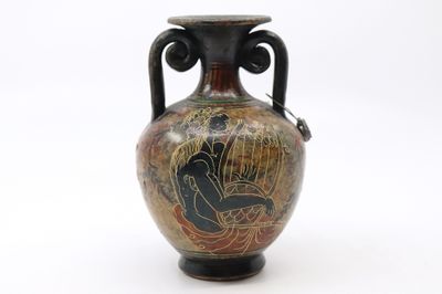 un vase avec un tableau posé sur une table