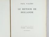deux livres posés l'un à côté de l'autre sur une table