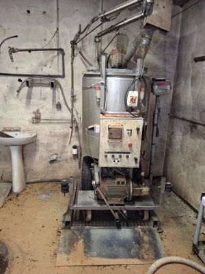 une salle de bains sale équipée d'un lavabo et de toilettes