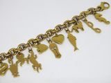 Gros plan sur un bracelet en or orné de breloques