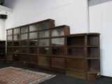 de nombreuses bibliothèques dans une pièce où il y a un tapis au sol