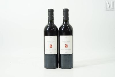 deux bouteilles de vin posées l'une à côté de l'autre sur une table