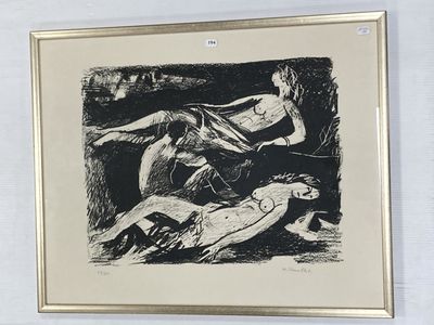 un dessin en noir et blanc d'une femme allongée sur un lit