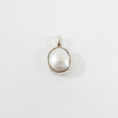 un pendentif en perle blanche sur fond blanc