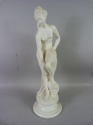 statue en marbre représentant une femme tenant une fleur dans la main droite