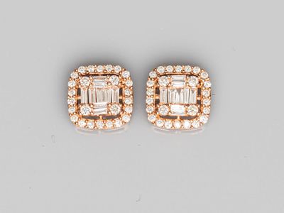 une paire de boucles d'oreilles en diamant et en or rose