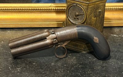 un pistolet posé sur une table à côté d'une horloge