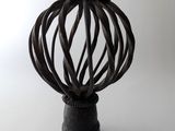 une image représentant une sculpture noire sur un fond blanc