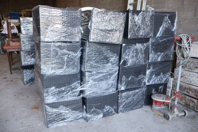 Lot de 25 (environ) tables basses d'extérieur en plastique noir