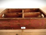 une vieille boîte en bois à deux compartiments posée sur un support