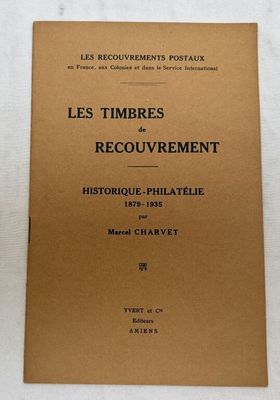 un vieux livre posé sur une table, sur laquelle se trouve une horloge