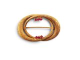 un gros plan d'une broche en or sertie de pierres roses