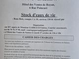 une affiche sur laquelle figure la photo d'un hôtel
