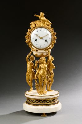 une horloge en or posée sur un socle en marbre