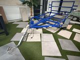 un lit bleu posé à même le sol dans une chambre