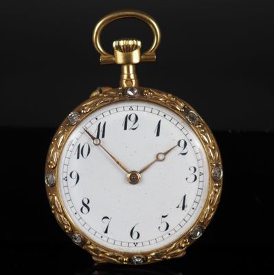 Gros plan sur une montre de poche en or avec des chiffres romains