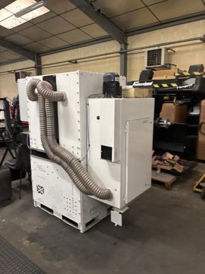 une machine qui se trouve à l'intérieur d'un bâtiment