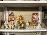 de nombreuses figurines posées sur une étagère dans une pièce