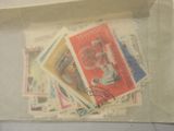 un sachet de timbres posé sur une table