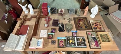 une table sur laquelle sont disposés de nombreux objets religieux