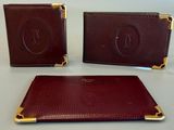 deux portefeuilles en cuir marron posés sur une table blanche