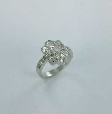 gros plan d'une bague en diamant sur une surface blanche