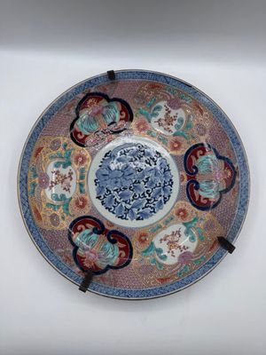 JAPON, Ere Meiji Coupe circulaire en faïence ornée d'un déco…