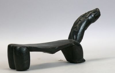 Siège râpe à coco en bois dur à patine sombre, zoomorphe, à …