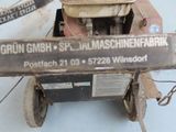 a small machine that is sitting on the floor