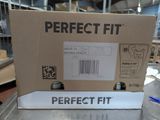 une boîte en carton sur laquelle figure un code-barres, posée sur une table