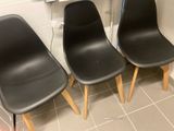 trois chaises noires alignées devant un lavabo