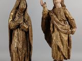 deux statues représentant une femme et un homme debout l'un à côté de l'autre