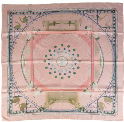 une photo d'une écharpe carrée rose et verte ornée d'un motif