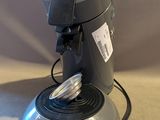une cafetière reliée à un chargeur