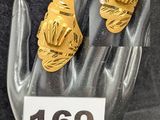 deux bagues en or à une main, avec une étiquette indiquant le prix de 69 dollars
