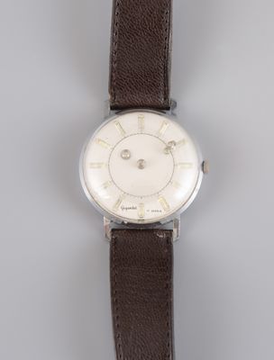 une image montrant un gros plan d'une montre-bracelet posée sur une surface grise